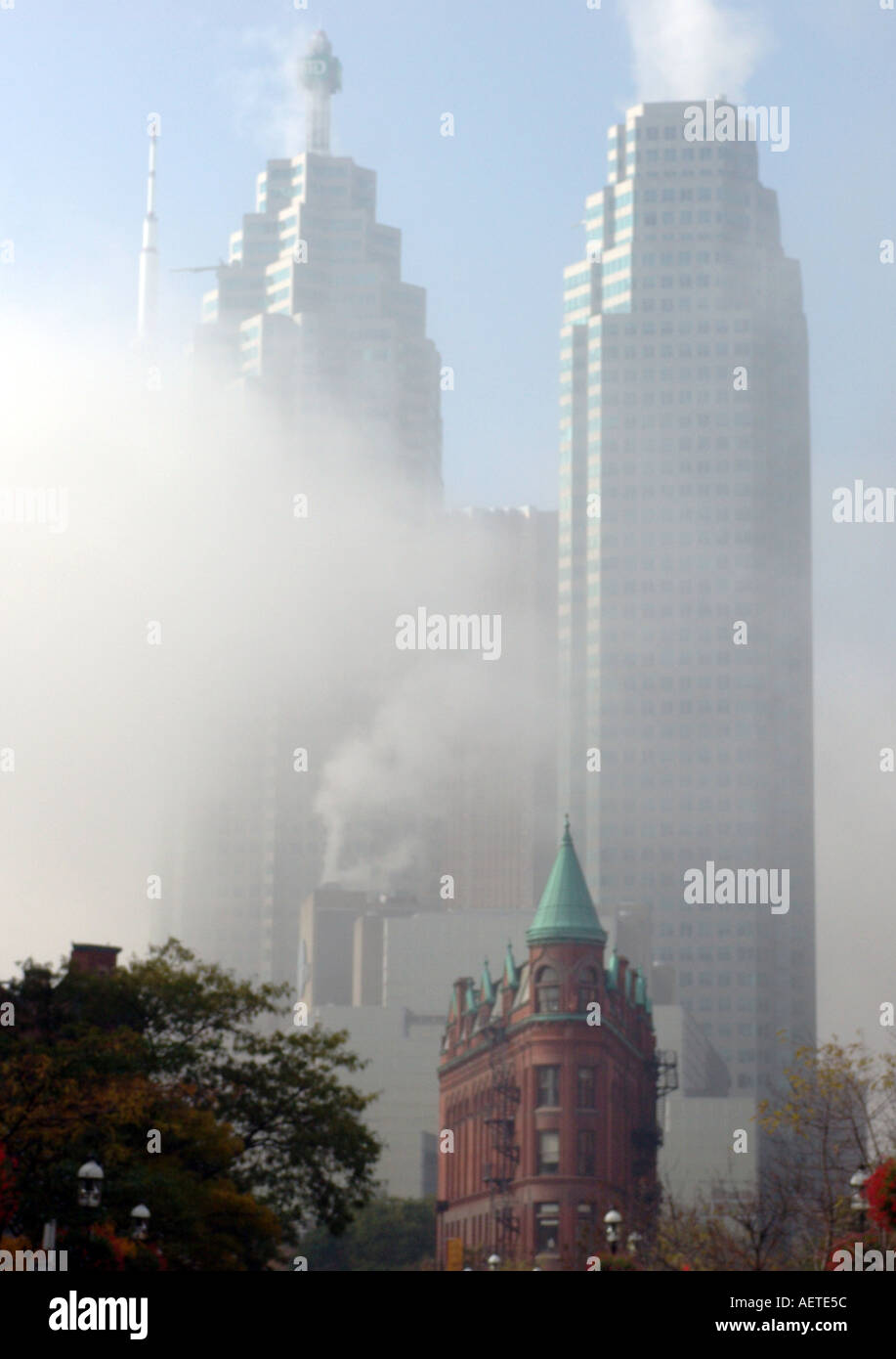 Historic Flatiron Building Toronto Ontario Canada contrastato contro il moderno skyline Foto Stock