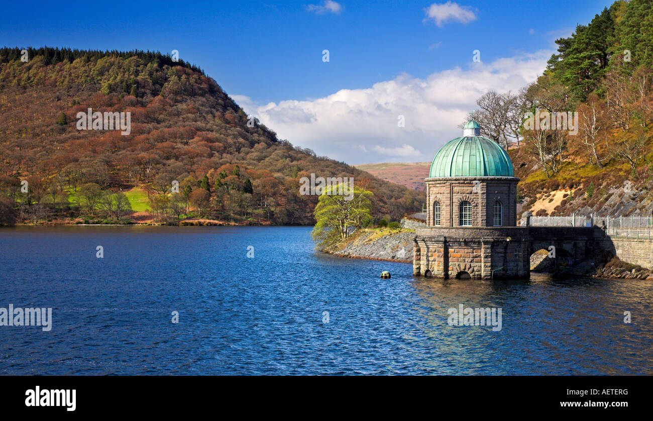 Colore orizzontale dell'immagine di una torre di controllo e il serbatoio Foto Stock