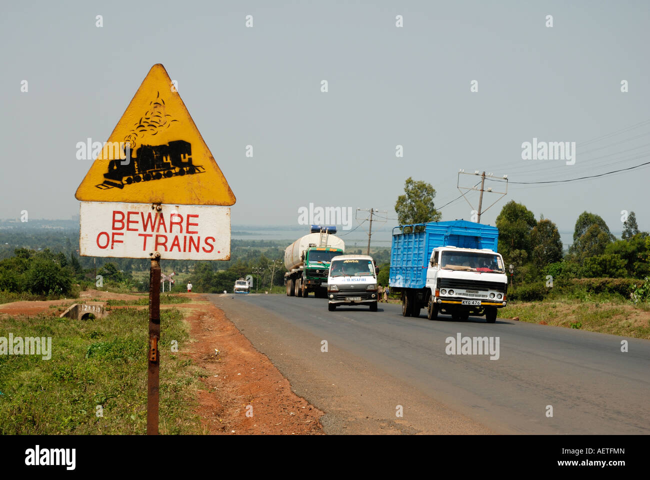 Segno di avvertimento di treni in avvicinamento al fianco di Kisumu Maseno road nel Kenya occidentale Africa orientale Foto Stock