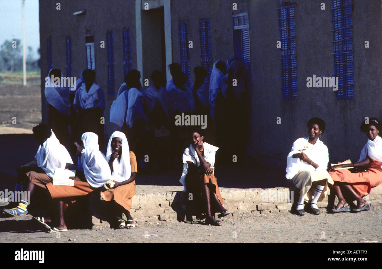Sudan: Ragazza gli studenti su una pausa pranzo Foto Stock
