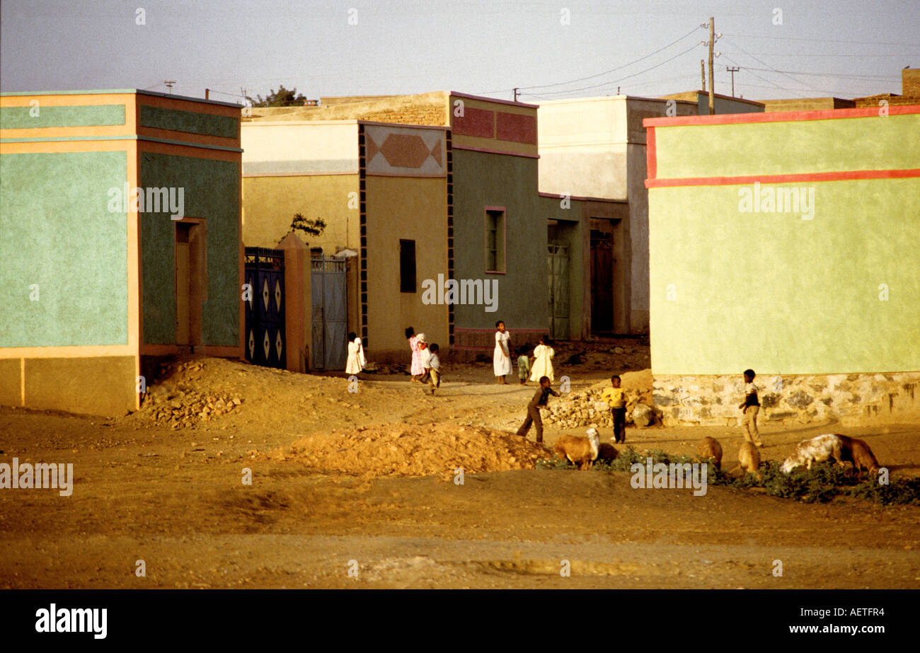 ERITREA: un villaggio in scena con i bambini e case colorate. Foto Stock