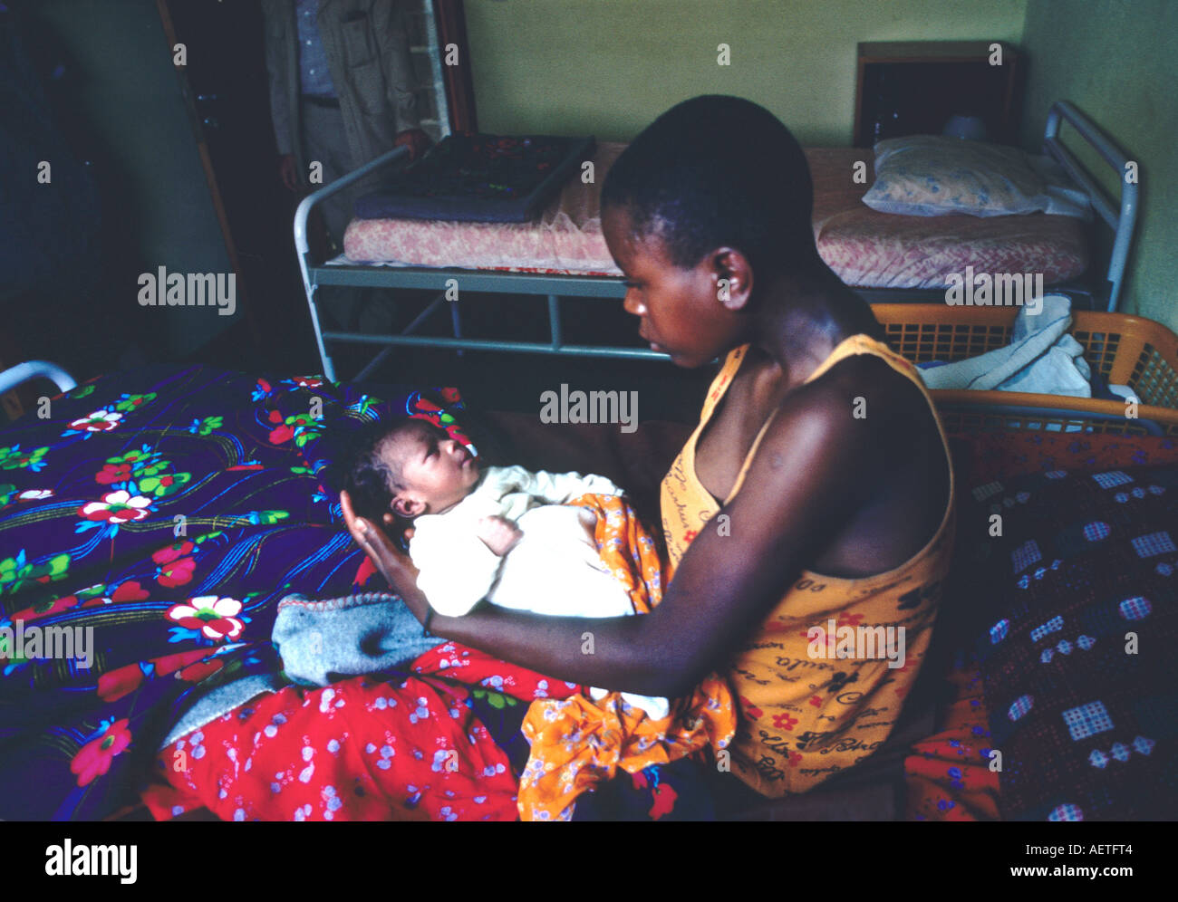 Ruanda: un moher e il suo bambino in un ospedale di maternità gestito da NUS Foto Stock