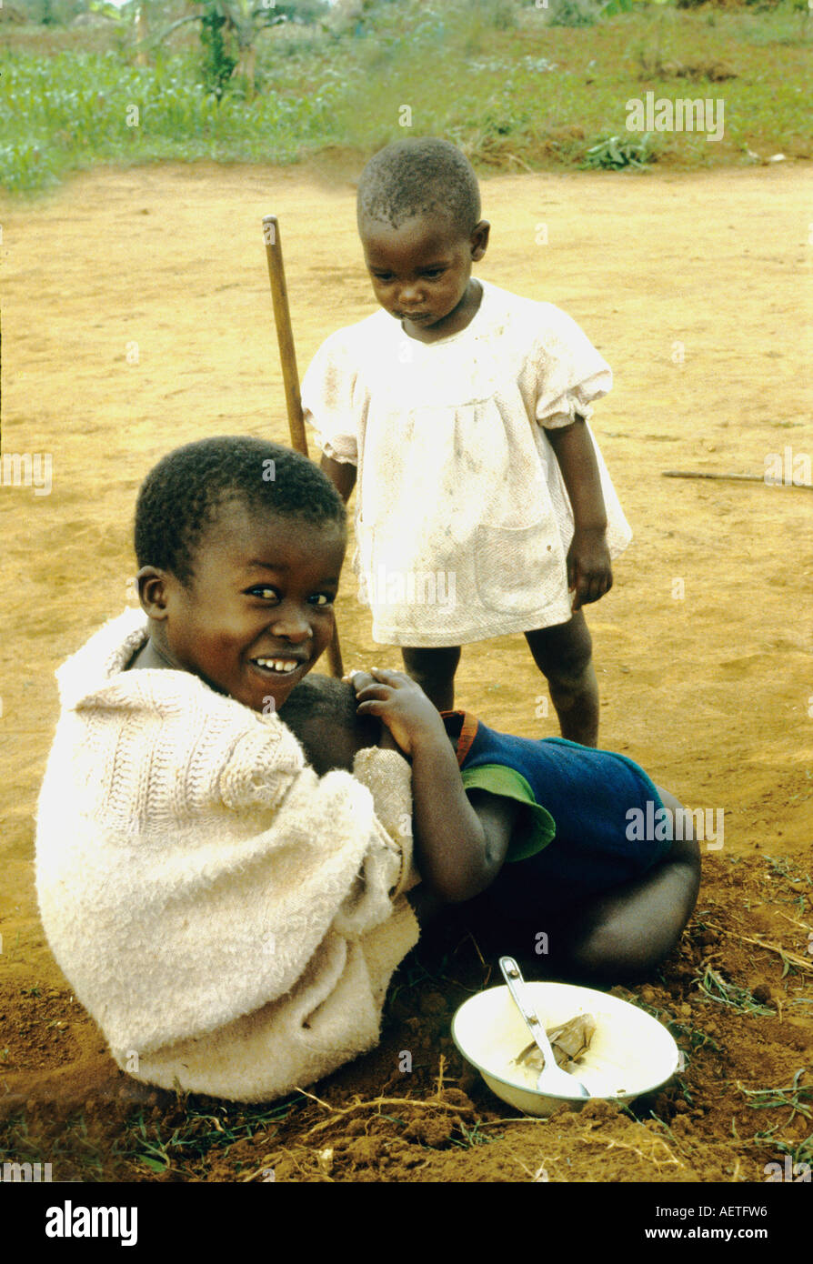 Ruanda: sorridente ragazzo con sua sorella Foto Stock