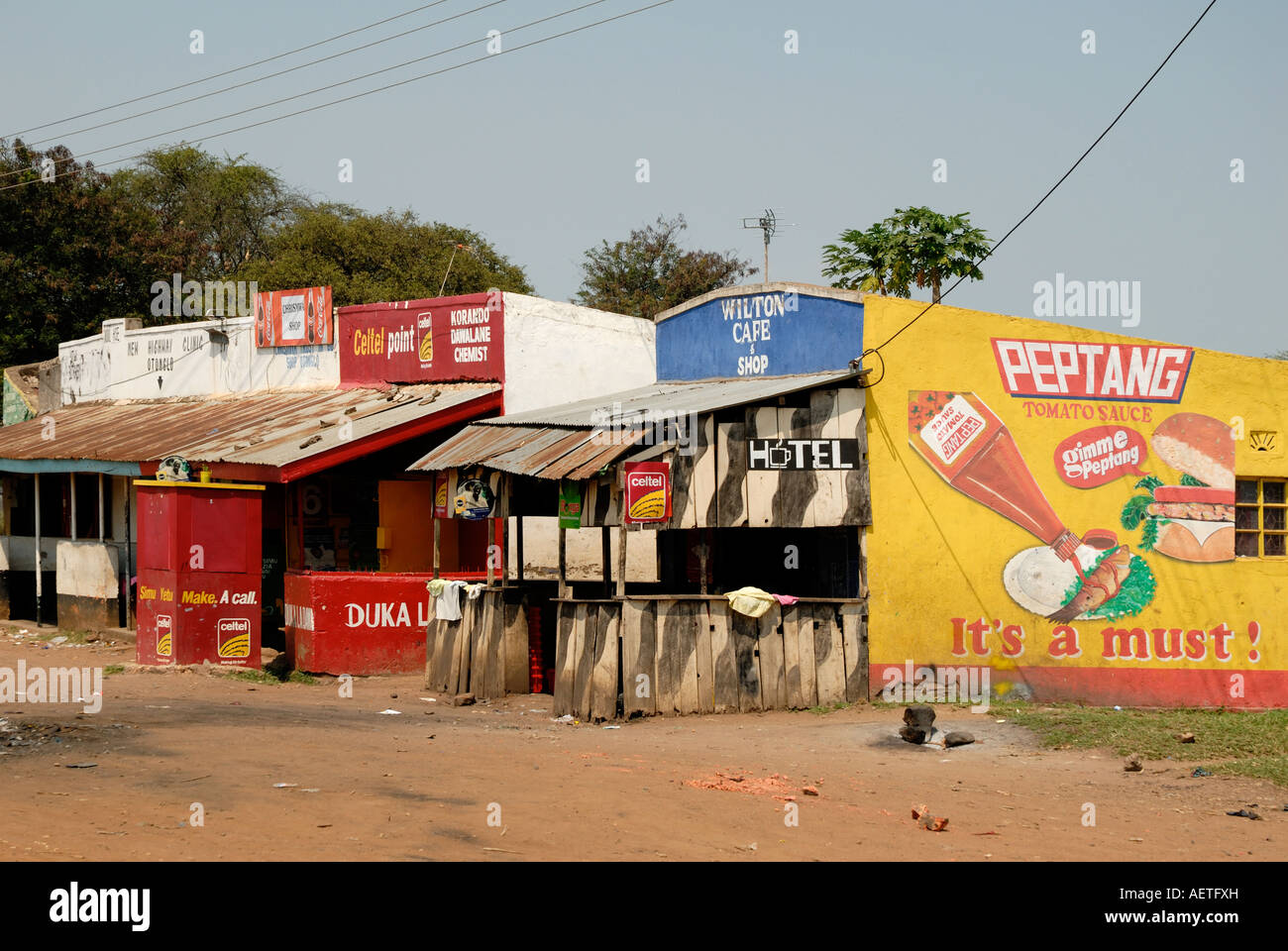 Negozi semplici o DUKAs in corrispondenza del lato di Kisumu Maseno road nel Kenya occidentale Africa orientale Foto Stock