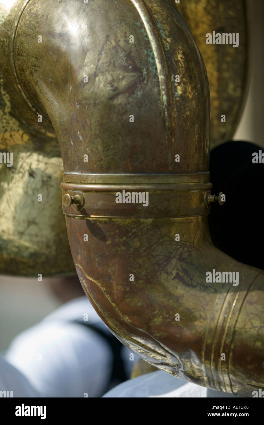 Membro della nuova nascita jazz band suonare sousaphone in Bilbao Foto Stock