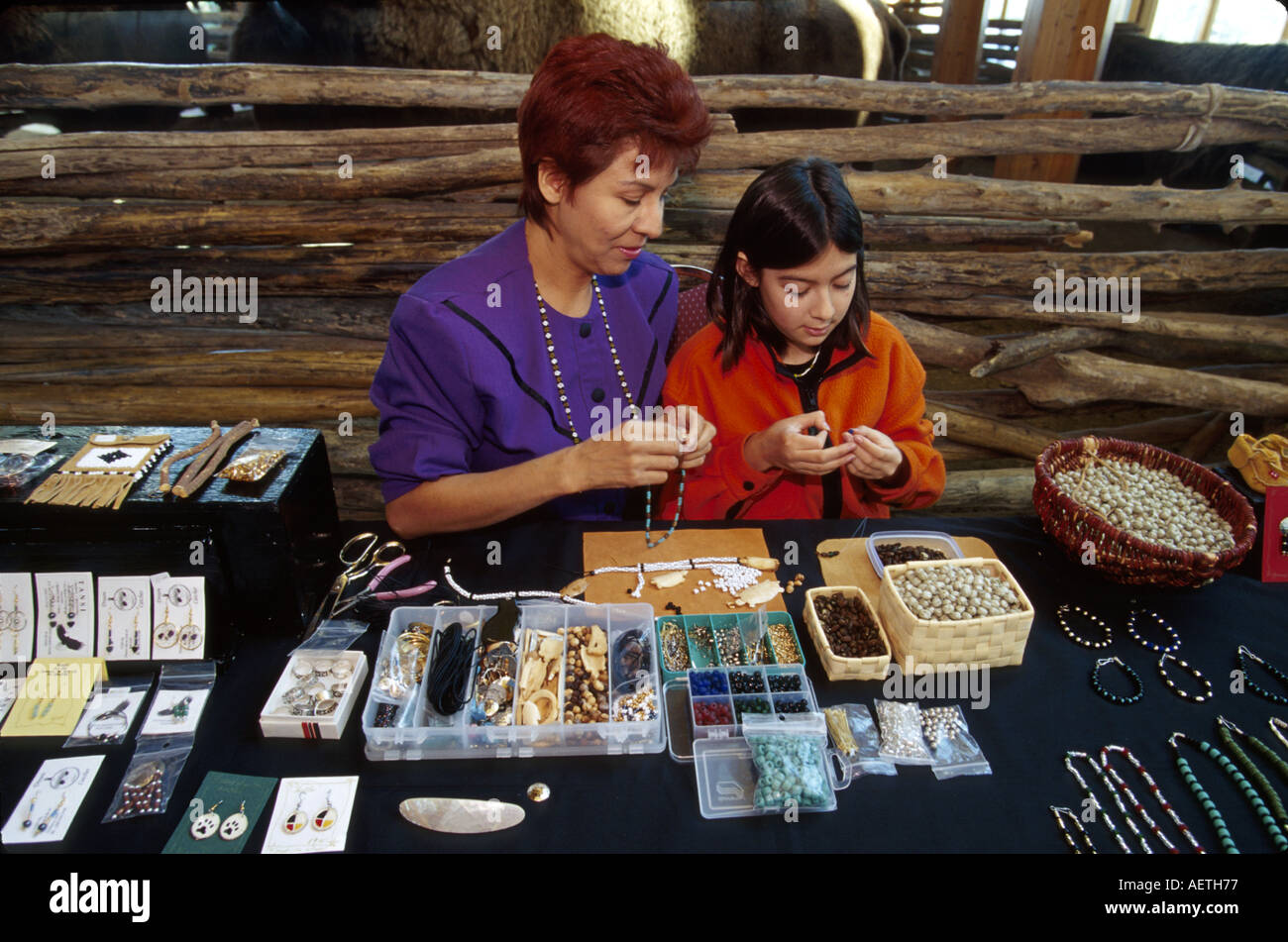 Saskatoon Canada, Wanuskewan Native Heritage Park Cree Nation, indigeni gente madre figlia madre, vendita di oggetti da lavoro che fanno bracciali collane Foto Stock
