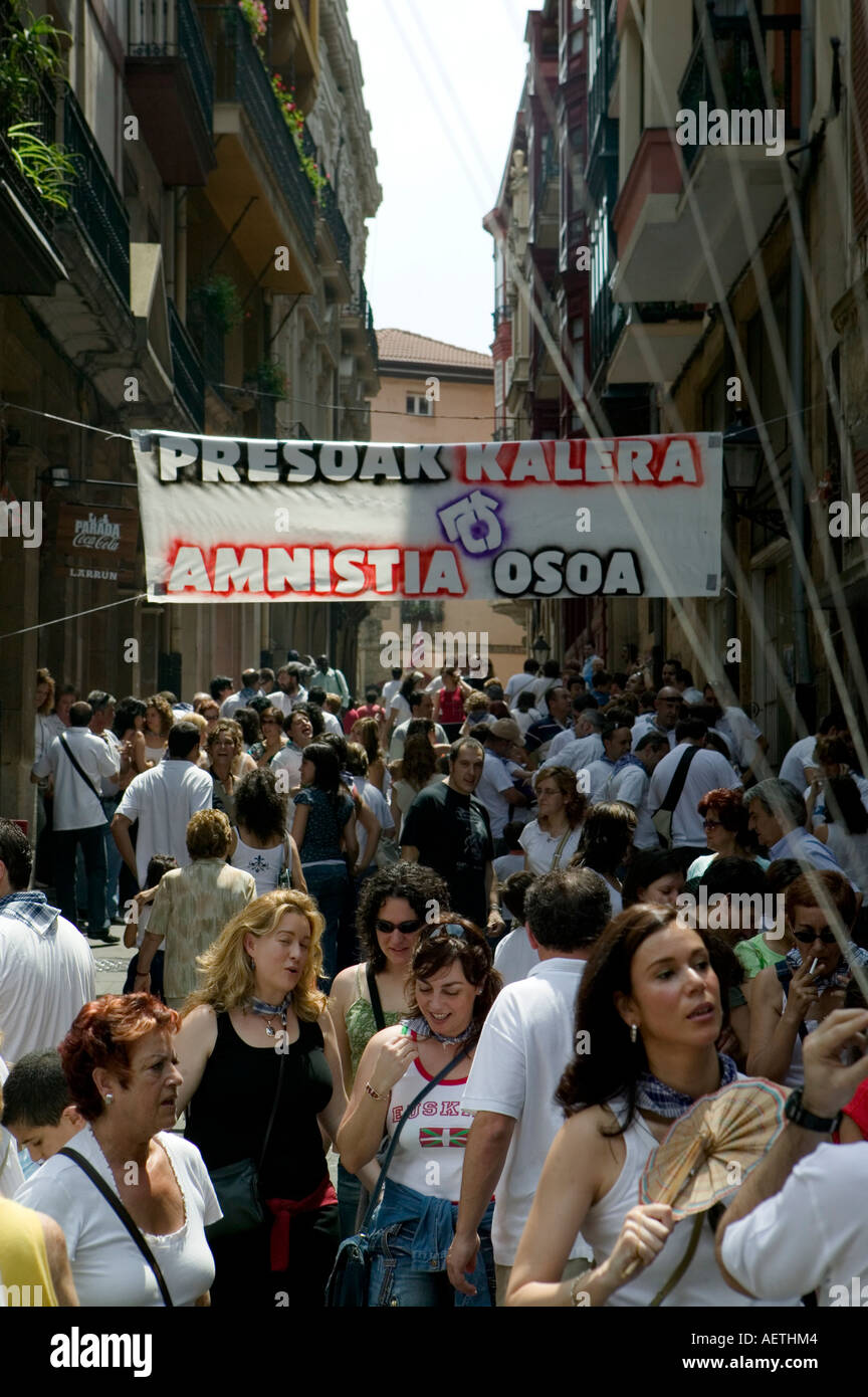 La folla riempire le strade durante la Virgen de la Guia fiesta Portugalete vicino a Bilbao. Indipendenza basco banner appesi sopra street. Foto Stock