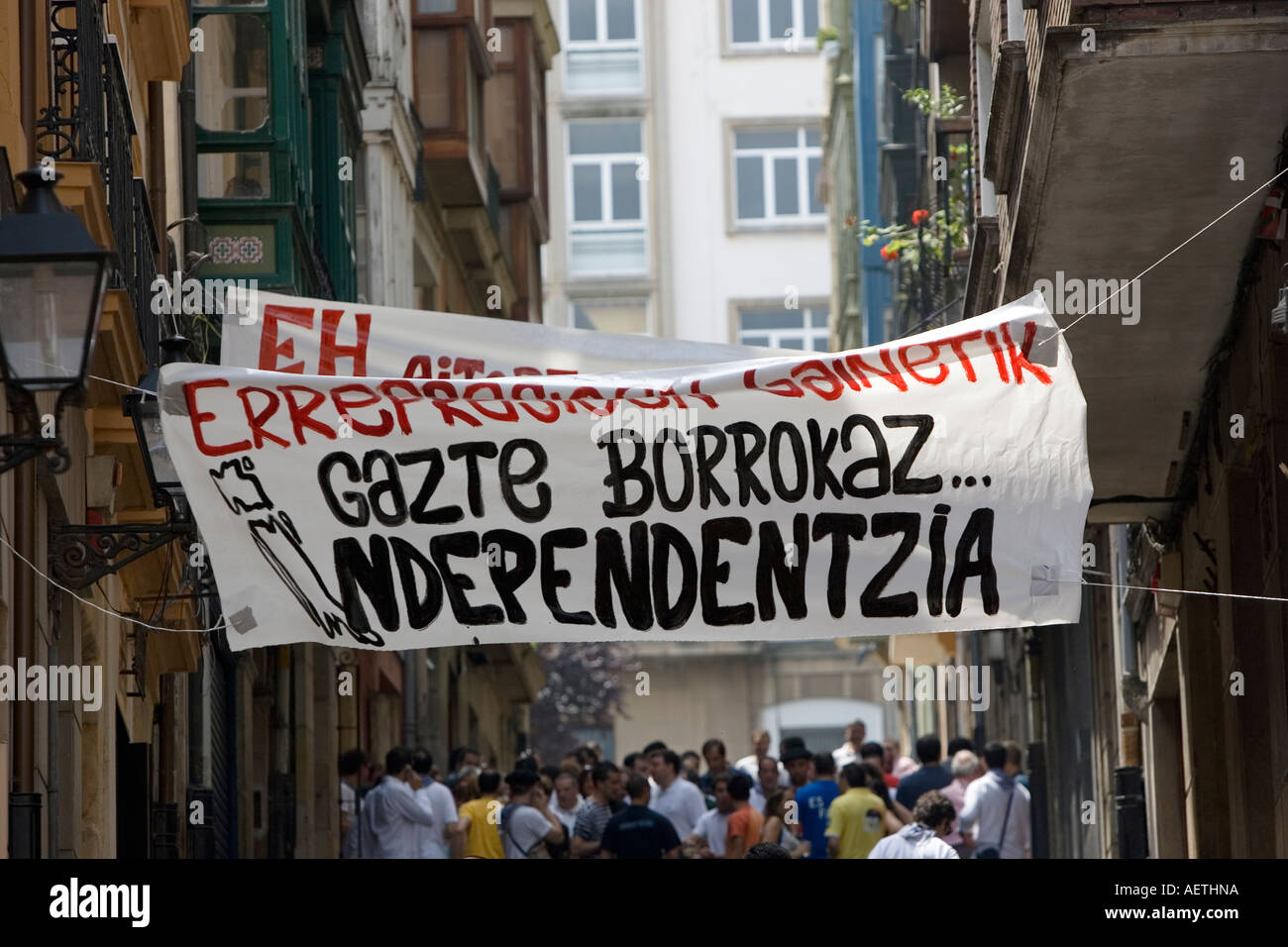 Indipendenza basco banner di protesta in Euskara lingua durante la Fiesta Portugalete vicino a Bilbao Pais Vasco Paese Basco in Spagna Foto Stock