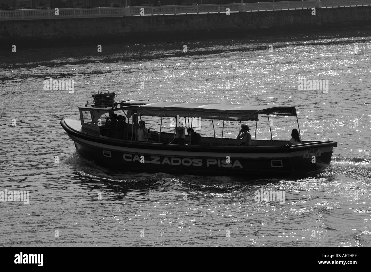 Piccolo traghetto pedonale Varcando il fiume Nervion Portugalete vicino a Bilbao Pais Vasco Paese Basco in Spagna Foto Stock