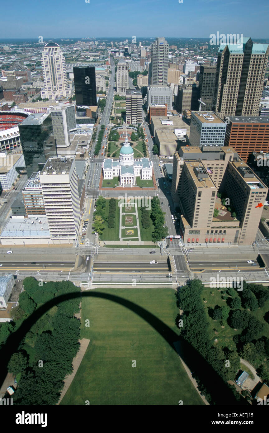 Campidoglio e il centro visto dal Gateway Arch che getta un ombra di St Louis nel Missouri negli Stati Uniti d'America Nord America Foto Stock