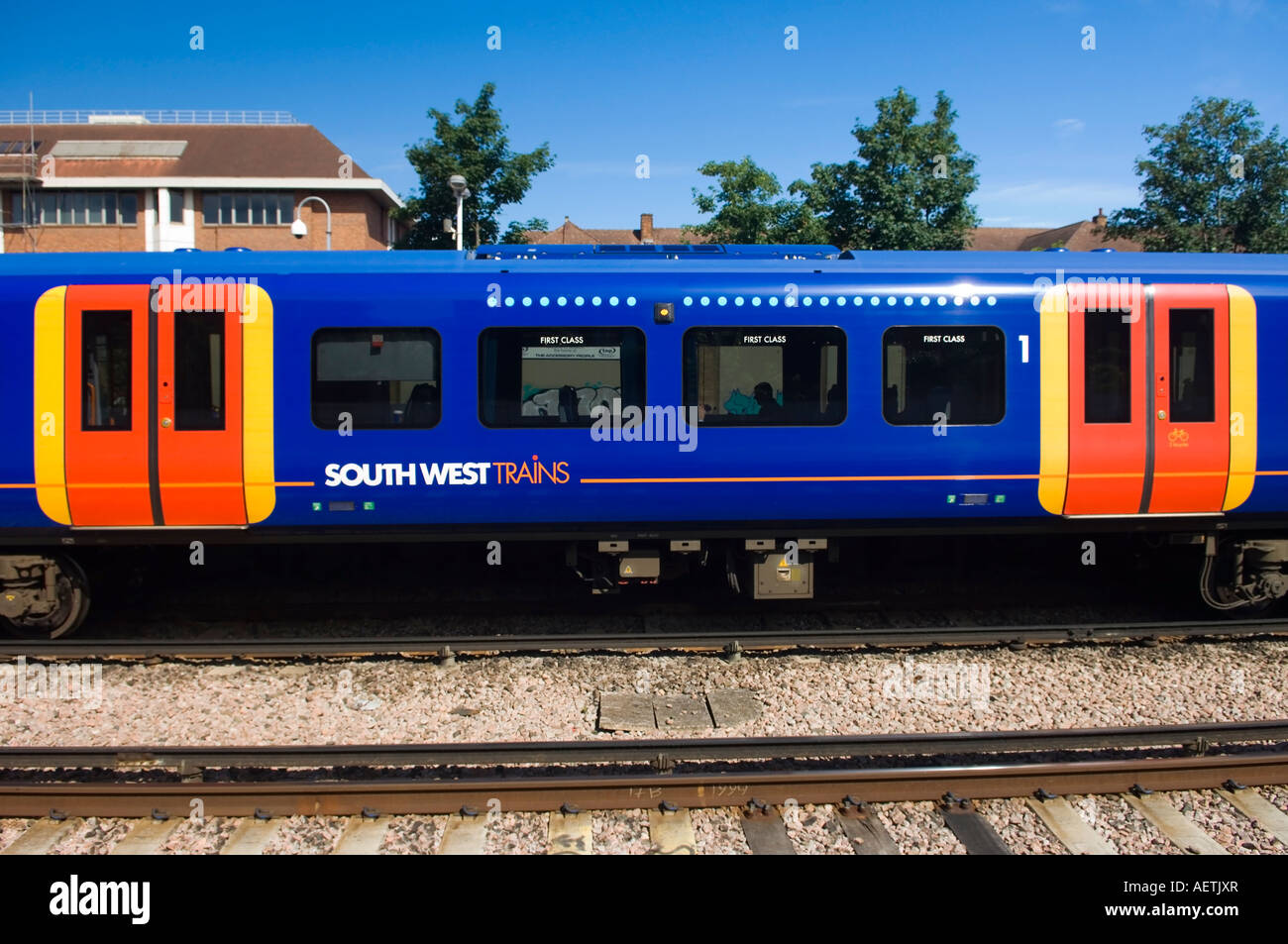 Il treno South West in piedi alla stazione di Surbiton Surrey in Inghilterra, Regno Unito Foto Stock