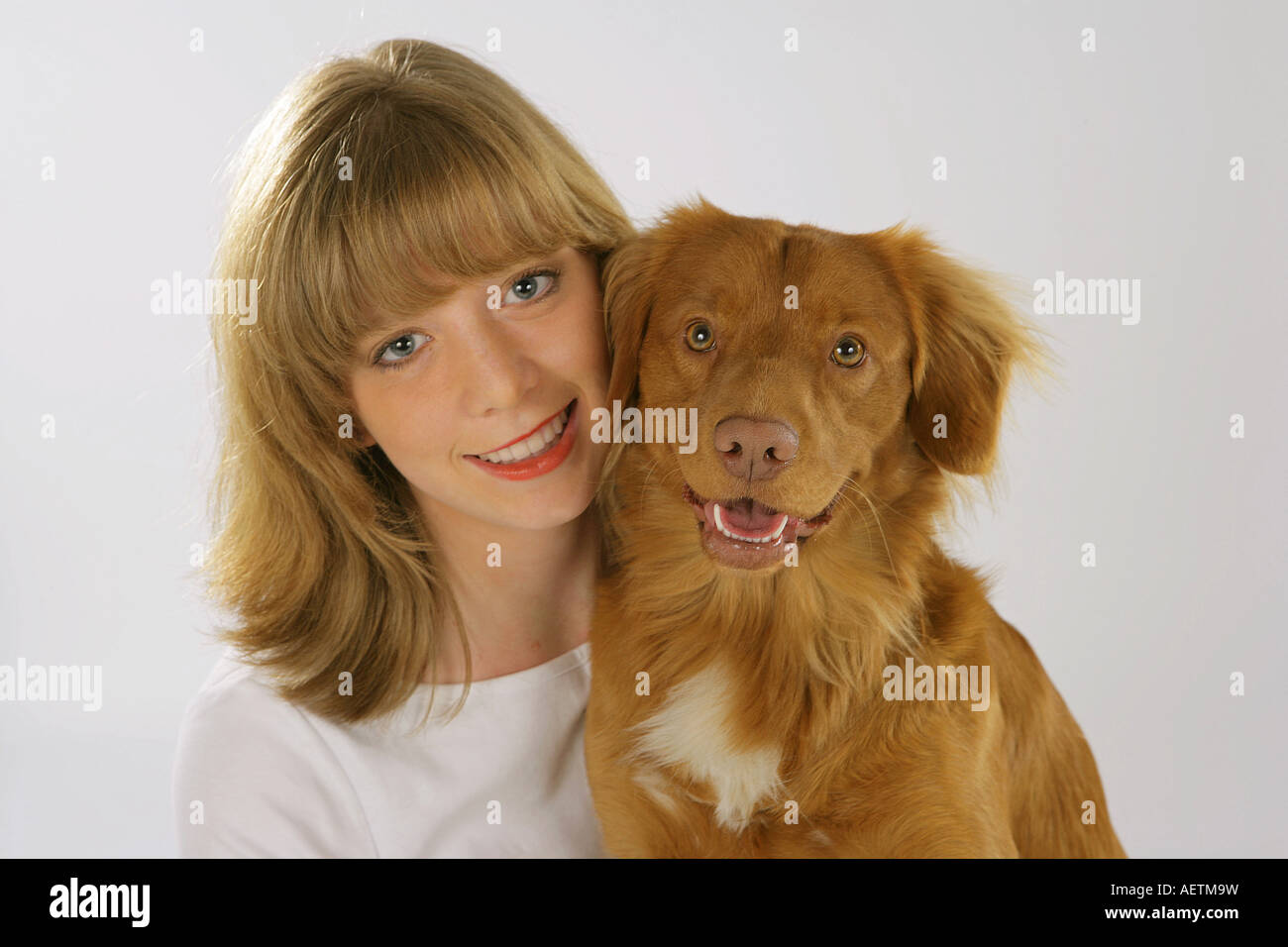 Ragazza con Nova Scotia Duck Tolling Retriever Foto Stock