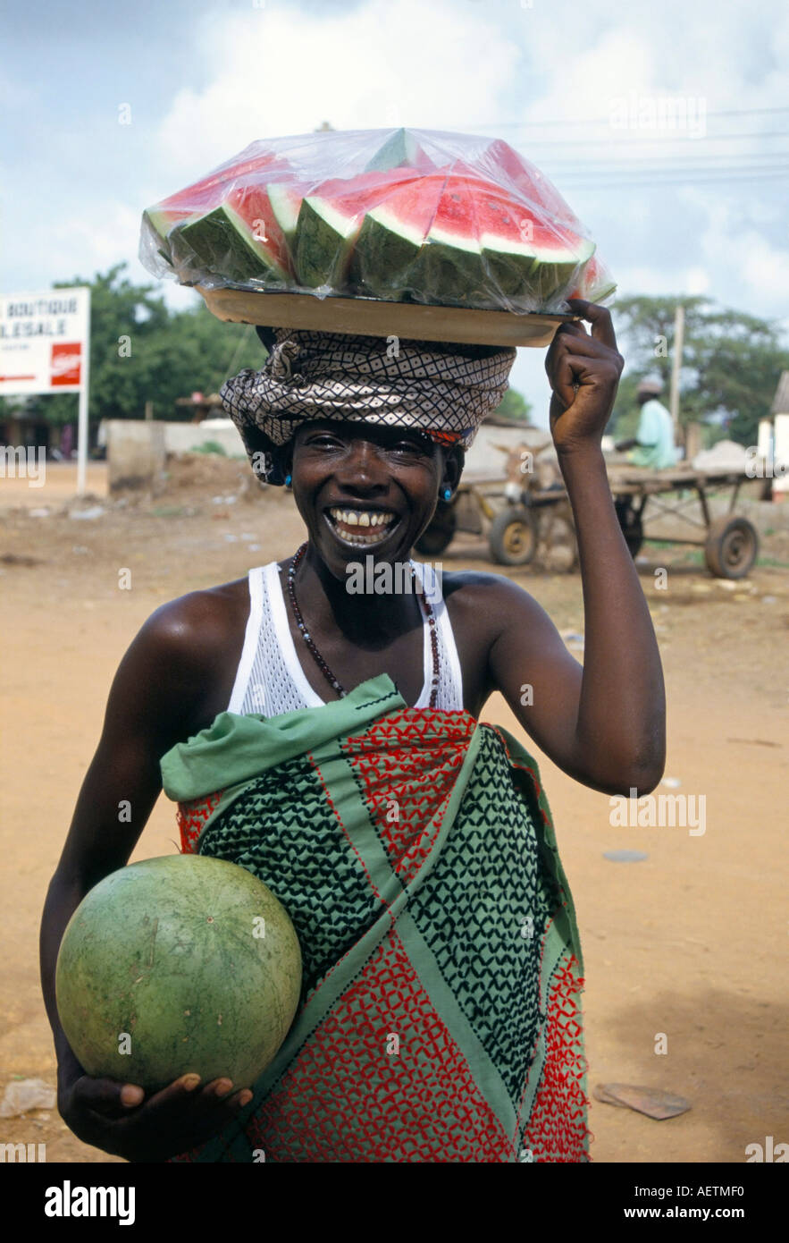 Donna vendita di acqua meloni Gambia West Africa Africa Foto Stock