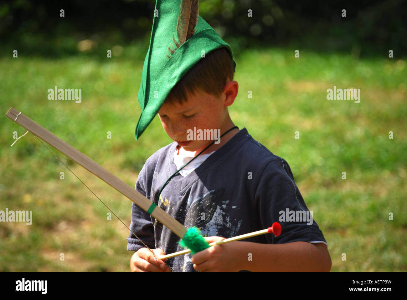Ragazzo con cappello verde e di arco e frecce, Robin Hood Festival, la Foresta di Sherwood, Nottinghamshire, England, Regno Unito Foto Stock