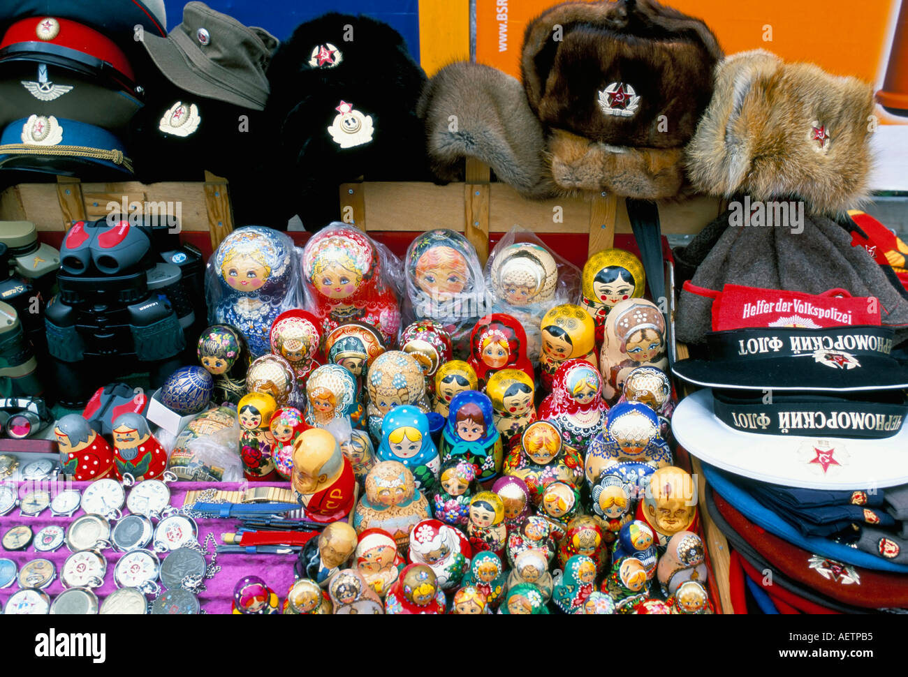 Bancarella vendendo souvenir Checkpoint Charlie Berlino Germania Europa Foto Stock