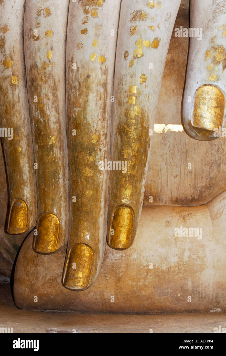 Dettaglio della mano di stucco seduto statua del Buddha Wat Si Chum Sukhothai Historical Park UNESCO World Heritage Site Sukhothai T Foto Stock