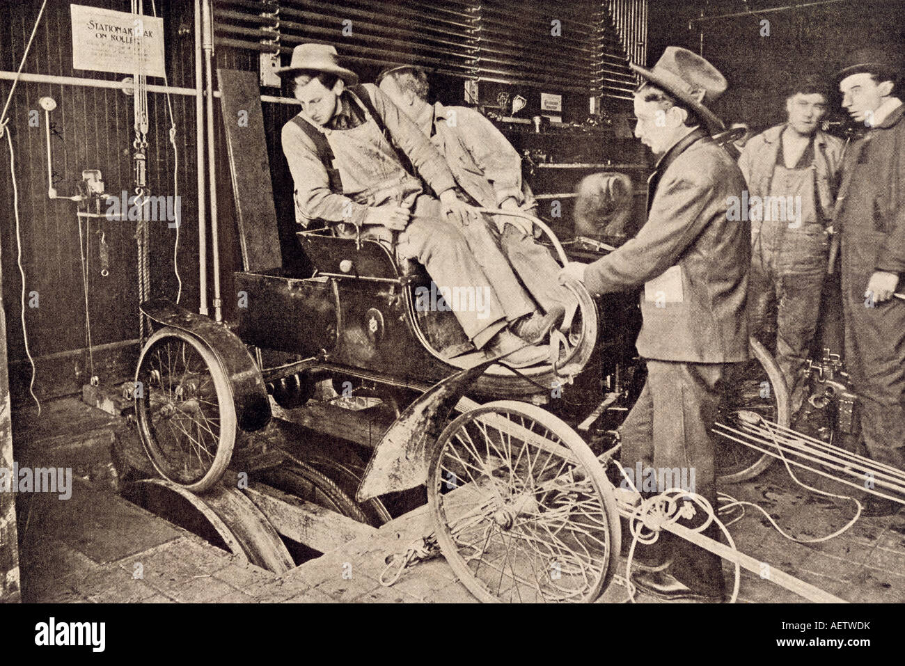 Driver per studenti ad apprendere come avviare e retromarcia su un auto macchina scuola di New York City 1906. Mezzitoni di una fotografia Foto Stock