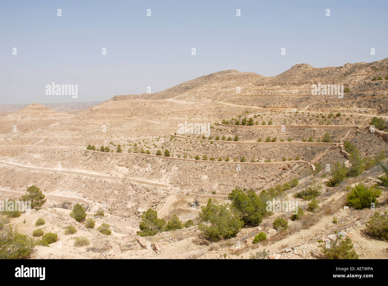 Una miscela di design naturale e il lavoro dell'uomo, le montagne nel sud della Tunisia sono un ambiente ideale per i film della serie di Guerre Stellari Foto Stock