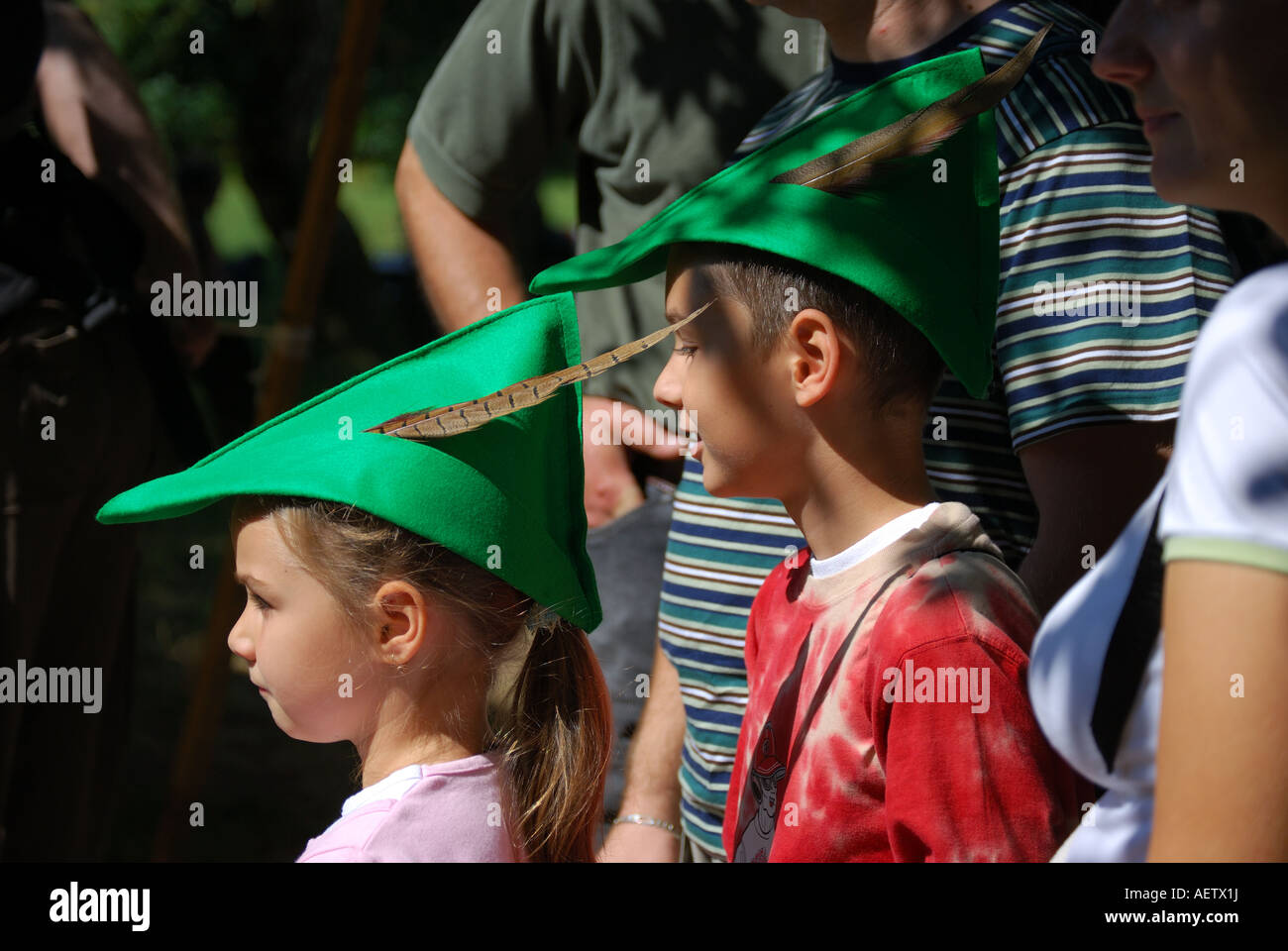 I bambini con Robin Hood cappelli, Robin Hood Festival, la Foresta di Sherwood, Nottinghamshire, England, Regno Unito Foto Stock