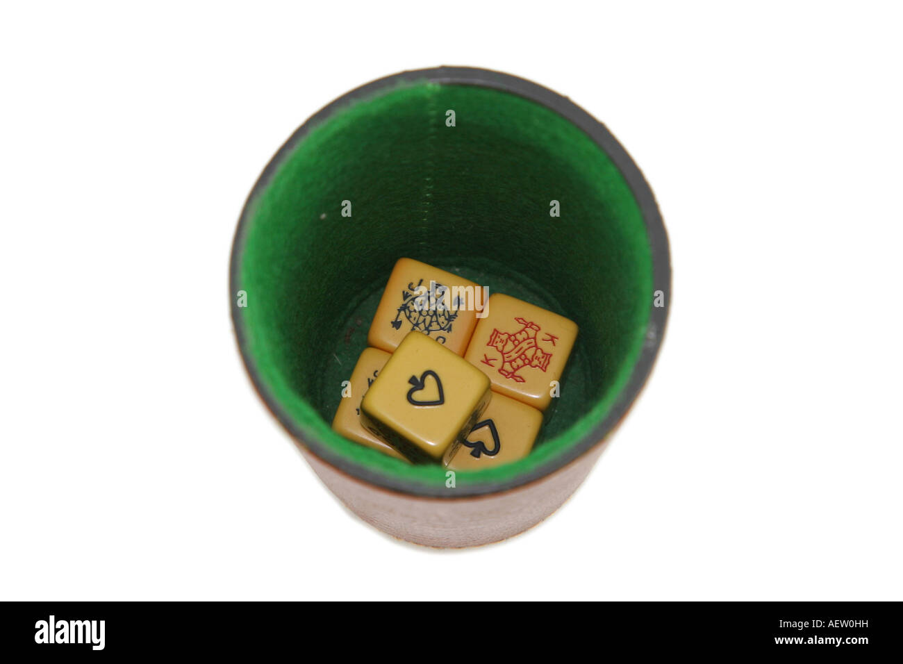 Il poker di dadi in un tiro tazza isolata su bianco Foto Stock