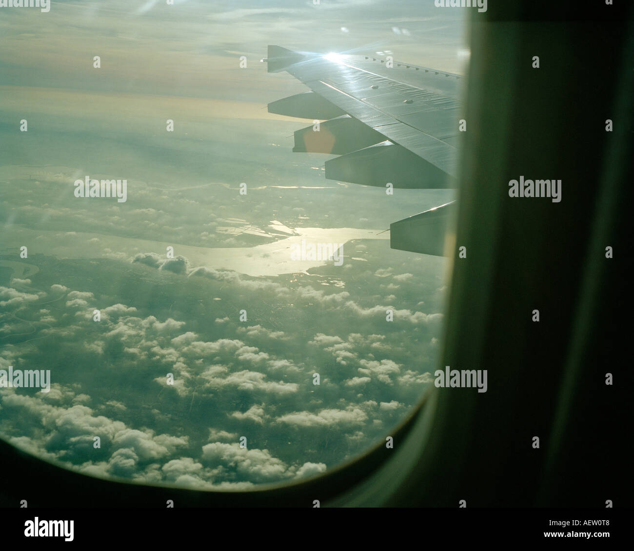 Londra e il fiume Tamigi da un aeroplano finestra Foto Stock