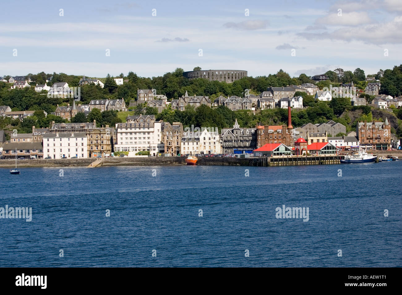 Vista di case e alberghi nella città di Oban lungo la banchina del porto dalla Scozia UK Foto Stock