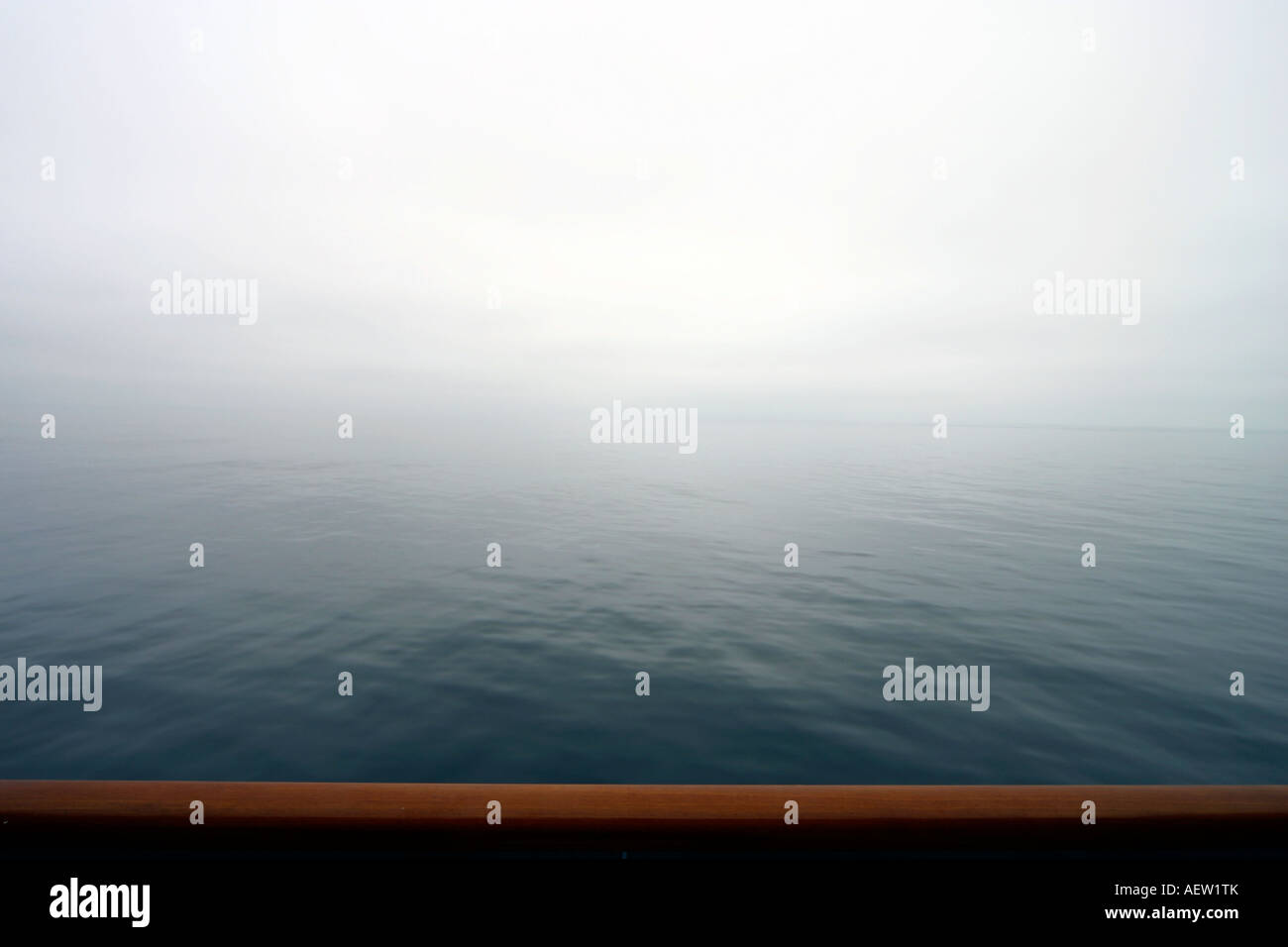 Vista nebbiosa dalla nave da crociera Foto Stock