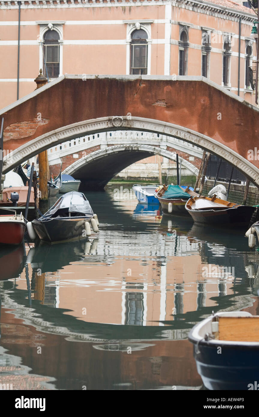 Piccolo backstreet canal Venezia Italia Foto Stock