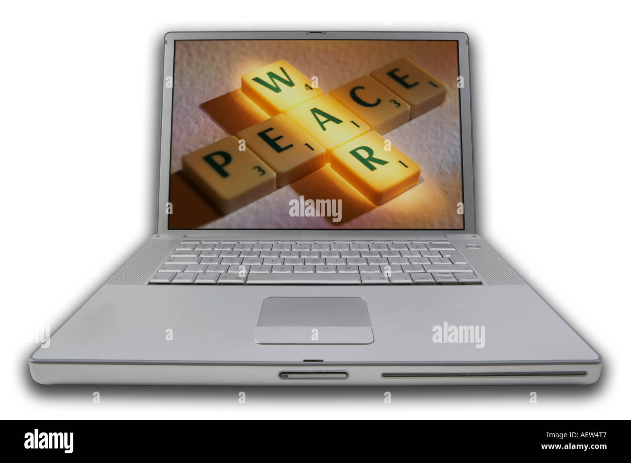 COMPUTER LAP TOP CON SCRABBLE lettere sullo schermo l'ortografia parole guerra pace Foto Stock