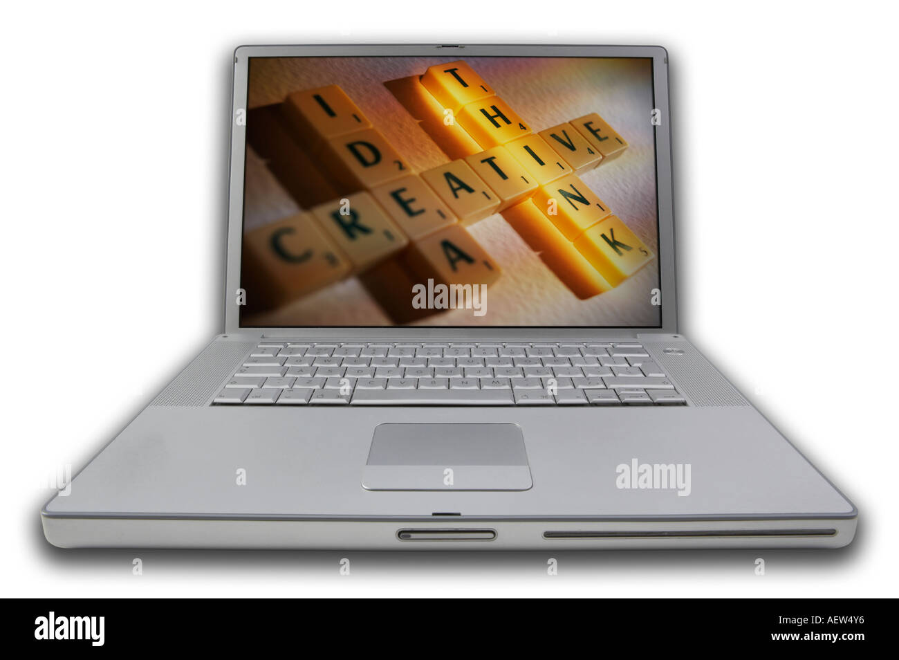 COMPUTER LAP TOP CON SCRABBLE lettere sullo schermo l'ortografia parole idea pensare creativo Foto Stock