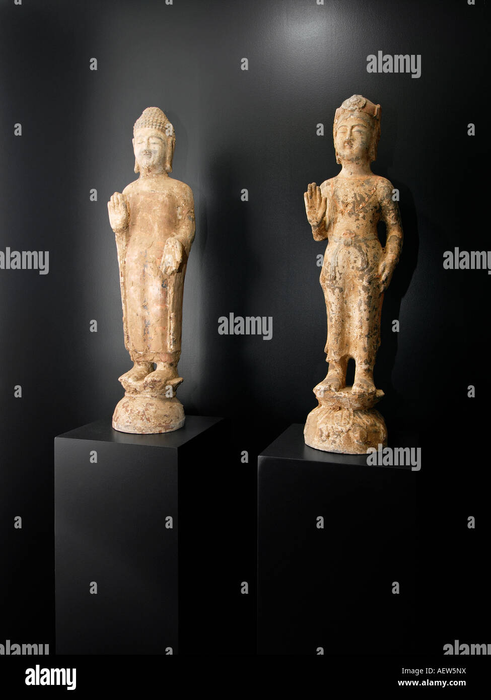 Due cinese di terracotta statue in terracotta di circa 1 metro di altezza risalenti alla dinastia Han periodo in Cina Foto Stock