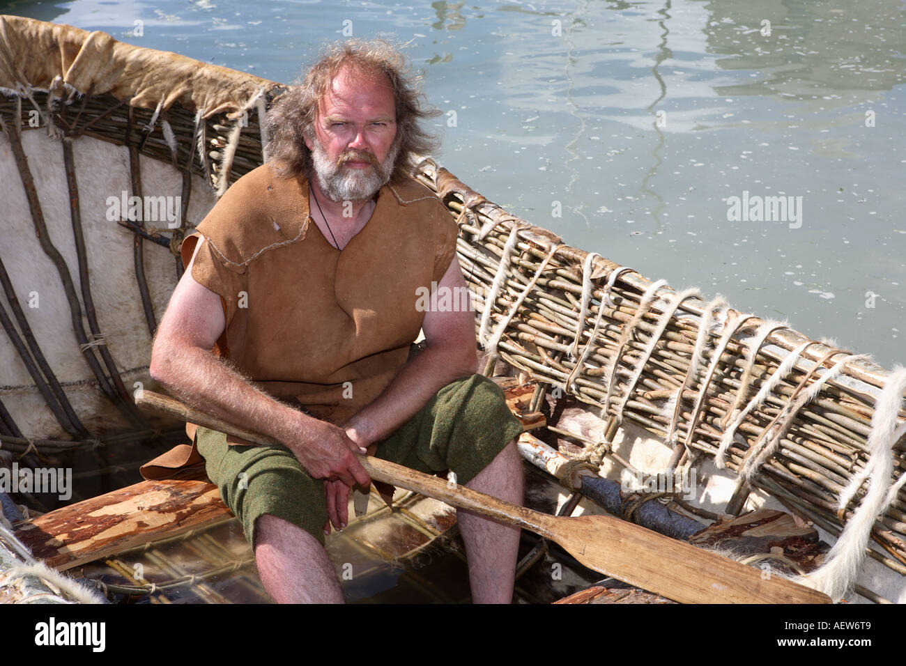 Coracle neolitico in pelle animale, vimini barca coperta di pelli. Piccola barca a remi arrotondata e leggera al Portsoy Boat Festival, Moray Foto Stock