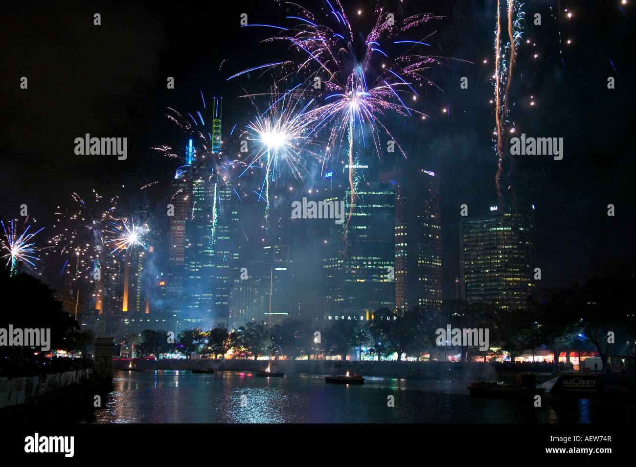 Fuochi d'artificio dal fiume Foto Stock