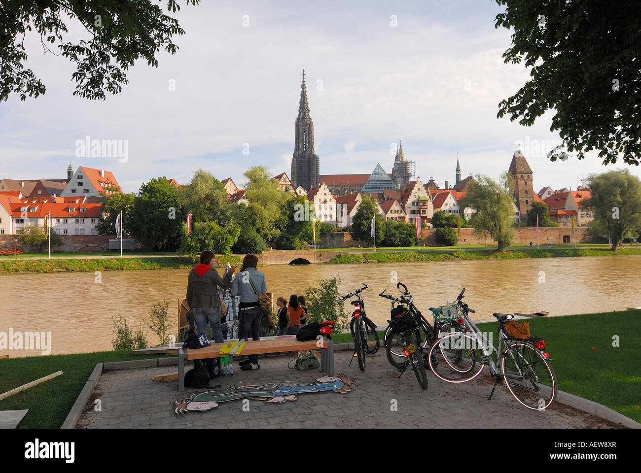 Scena di fiume a Ulm che mostra la rathous e il macellaio s tower con persone in primo piano Foto Stock