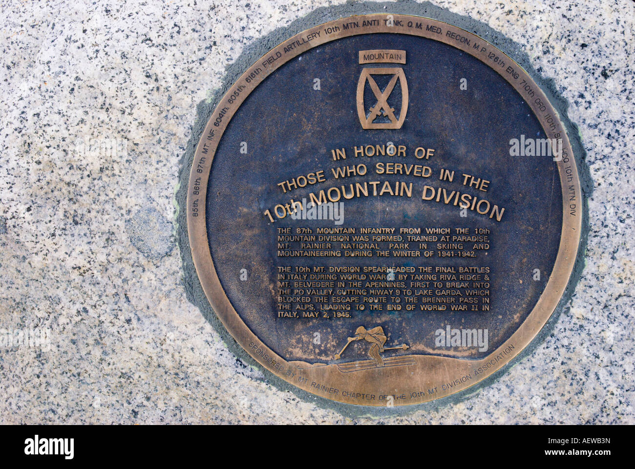 Lapide che commemora il decimo Montagna divisione WWII addestrati al Paradise Il Parco Nazionale del Monte Rainier Washington Foto Stock