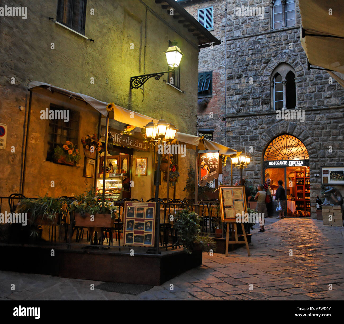 Street Cafe sera Volterra Toscana Italia Europa Foto Stock