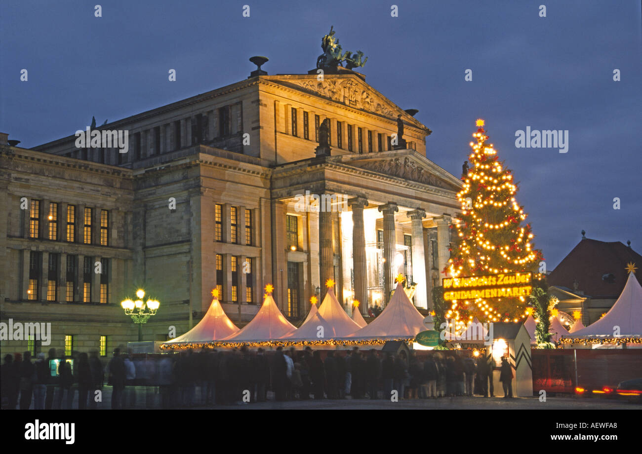 Berlin Gendarmenmarkt mercatino di Natale di fronte concert house Foto Stock