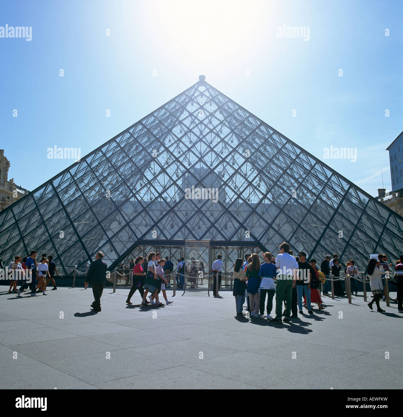 La piramide di vetro del Louvre Parigi Francia Europa Foto Stock