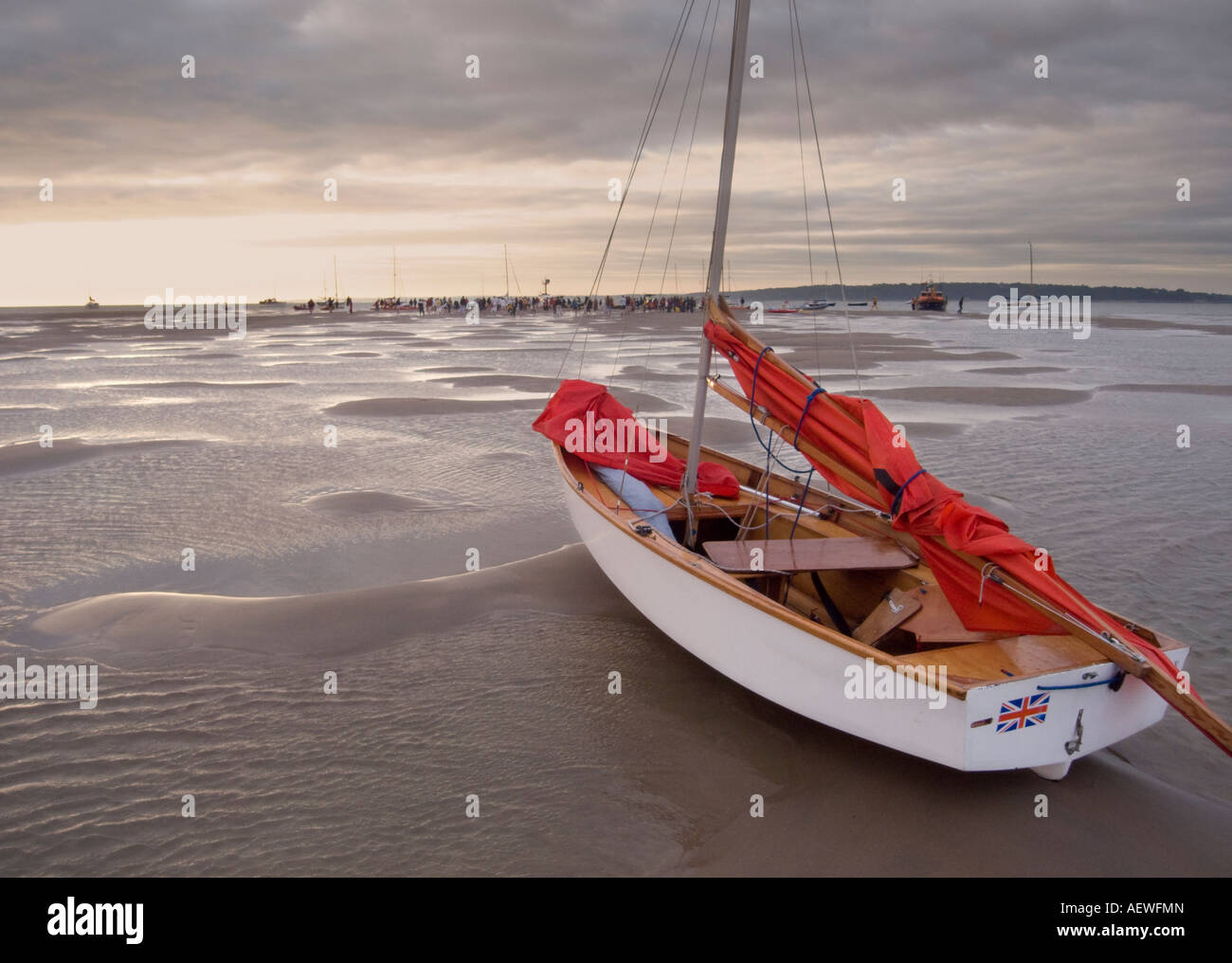 Specchio Lone vela dinghy arenarsi su Brambles sandbank nel centro del Solent a bassa marea Foto Stock