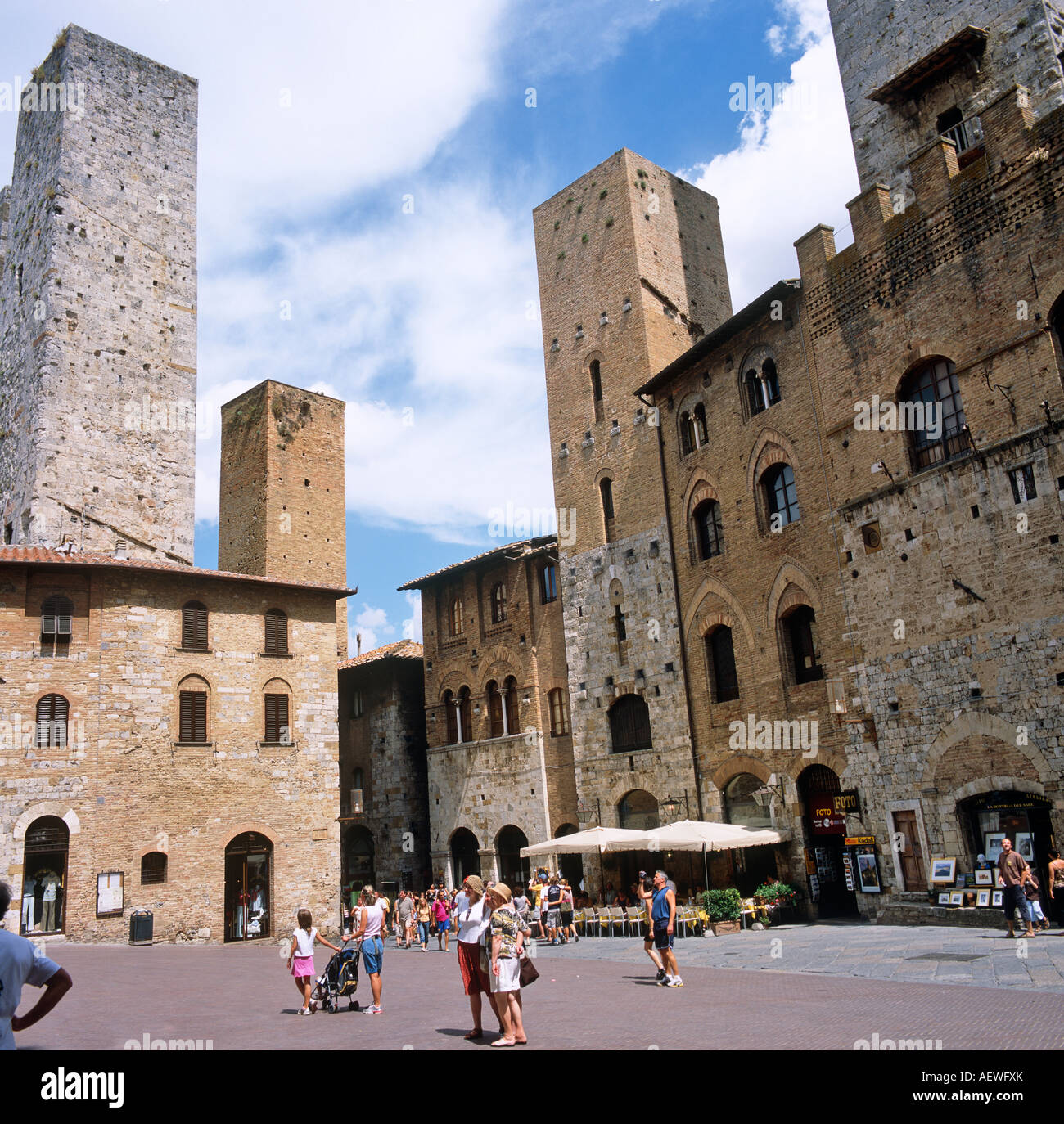 Piazza della città con le torri di San Gimignano Toscana Italia Europa Foto Stock