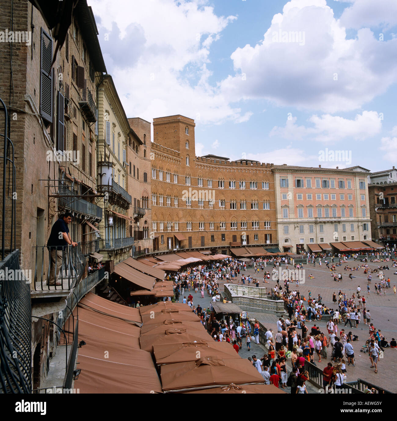 I turisti rilassante in Piazza del Campo Siena Toscana Italia Europa Foto Stock