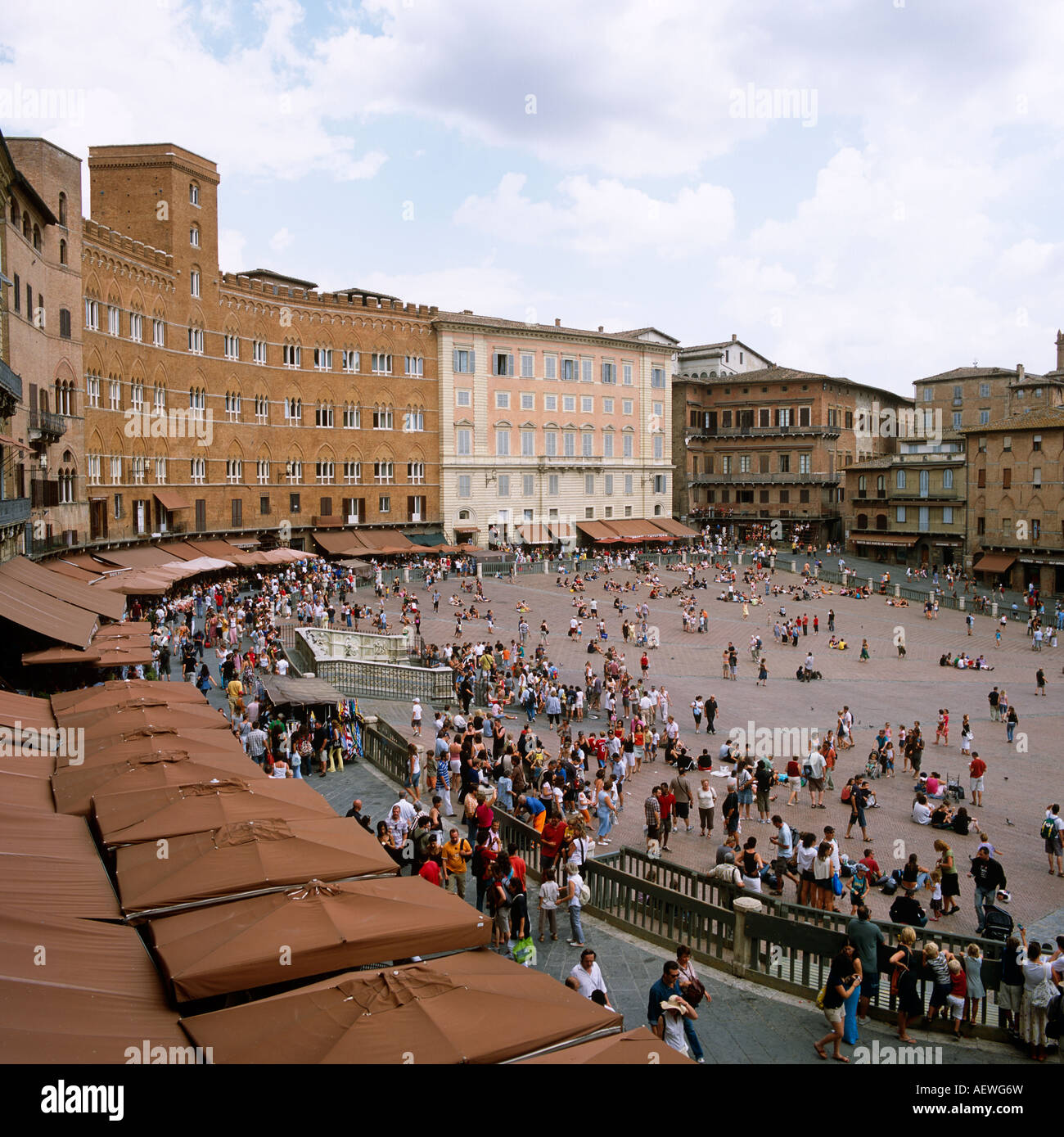 I turisti rilassante in Piazza del Campo Siena Toscana Italia Europa Foto Stock