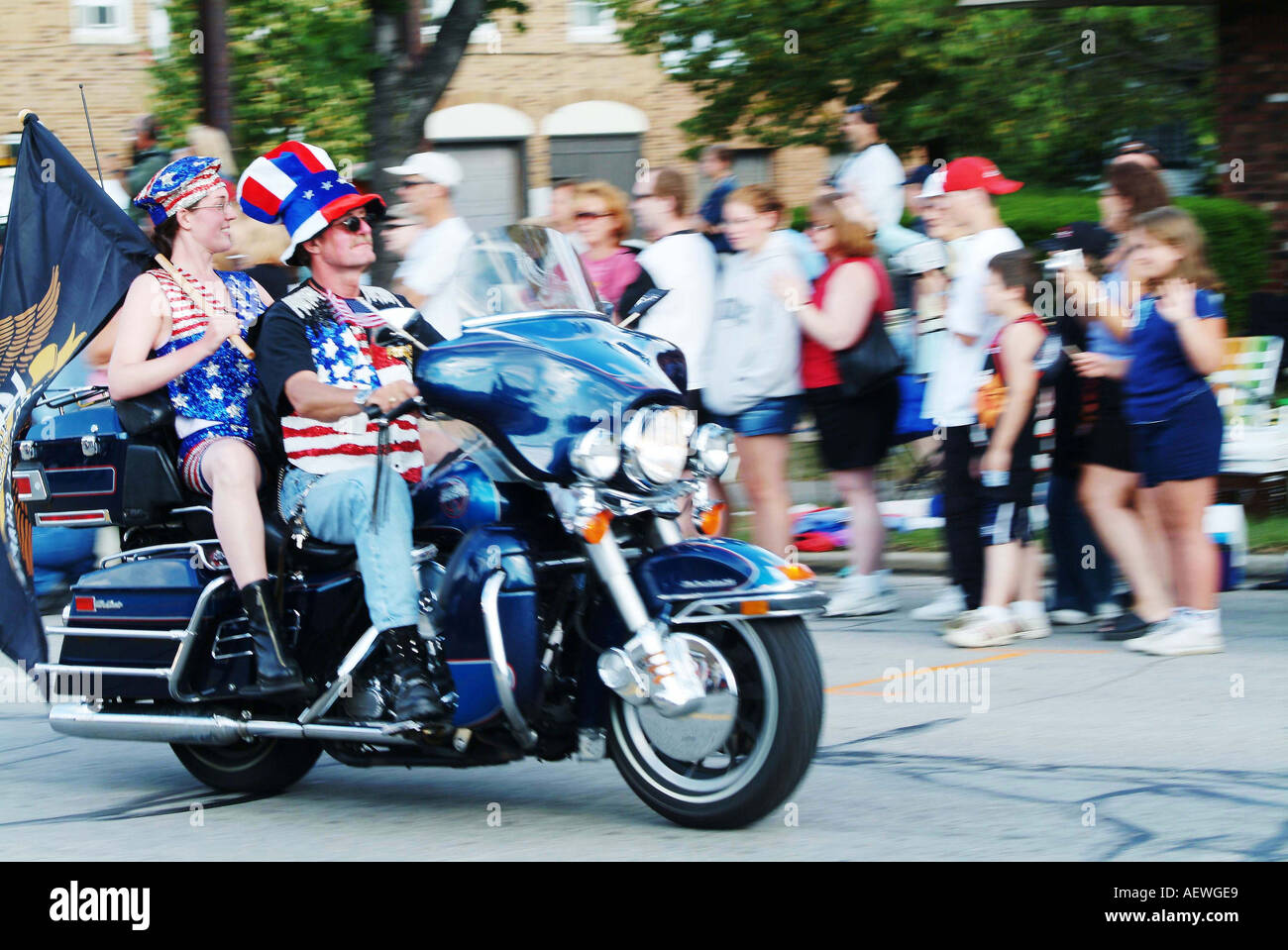Un giovane vestito di bandiera americana tema in sella Harley Davidson Moto  Foto stock - Alamy