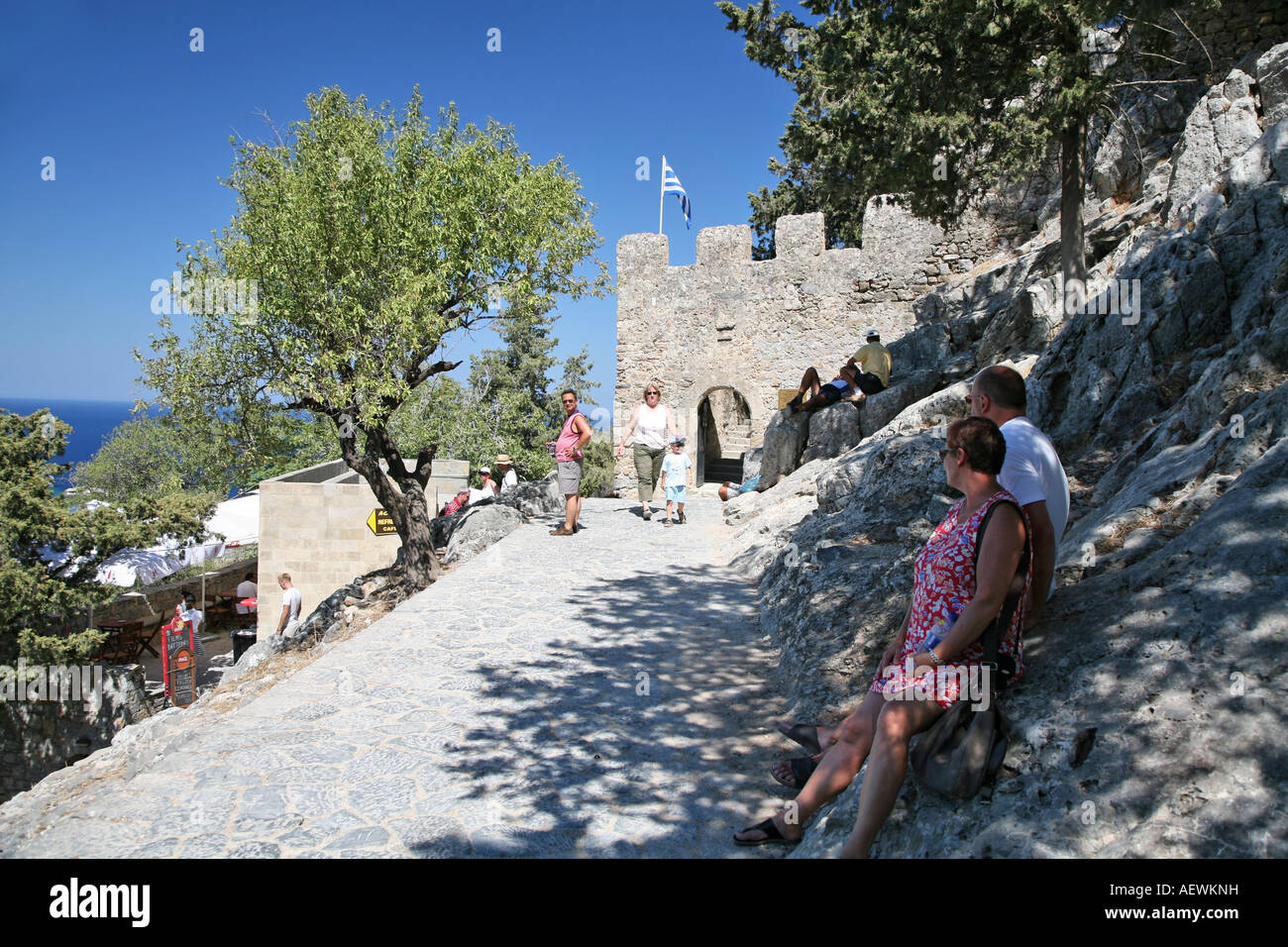 Donne locali vendono ricamo presso l'acropoli di Lindos Rodi Isole Greche Grecia Hellas Foto Stock