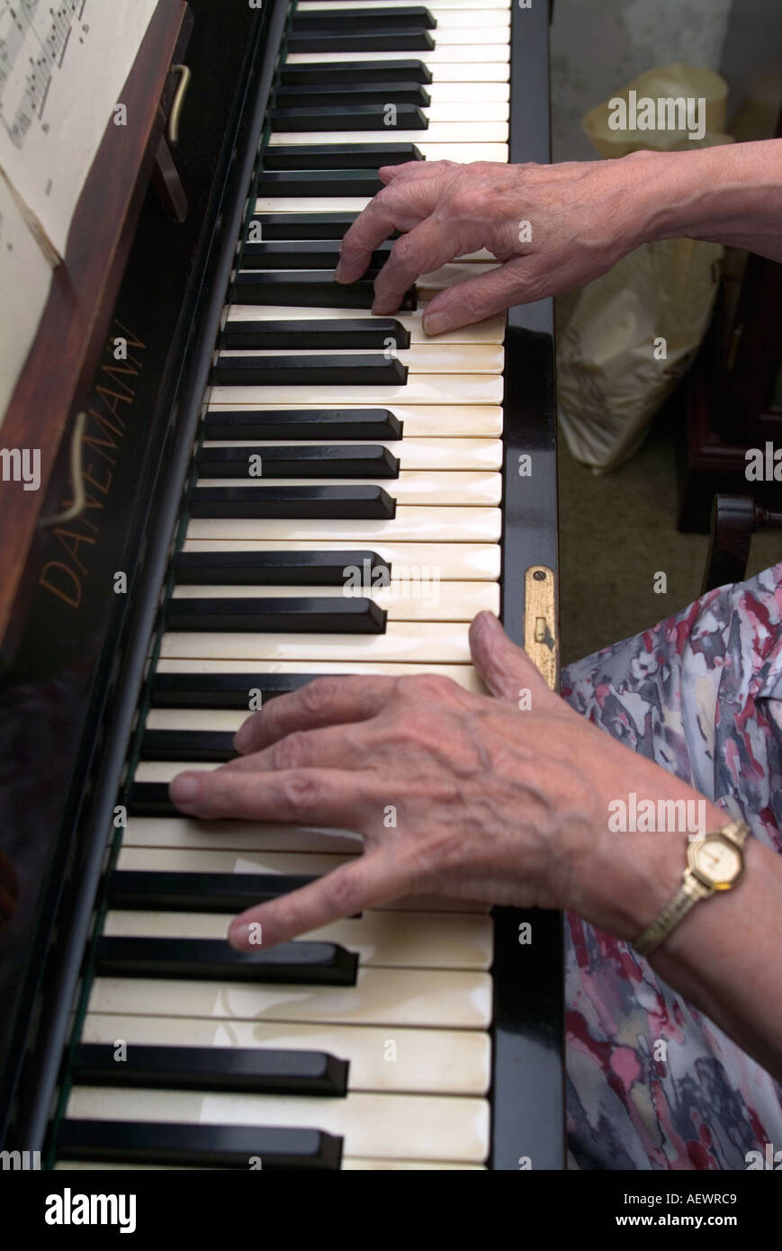 81 anno di età anziana signora suonare il pianoforte, Londra, Regno Unito.  Modello rilasciato immagine (MR Foto stock - Alamy