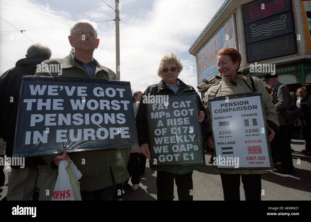 Persone anziane a una demo per i diritti dei pensionati Blackpool Regno Unito Foto Stock