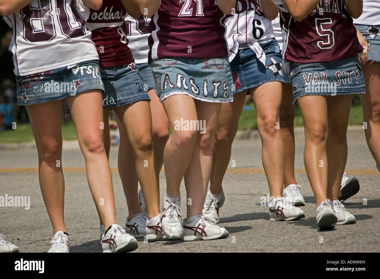 Cheerleaders camminare per la strada in sfilata Foto Stock