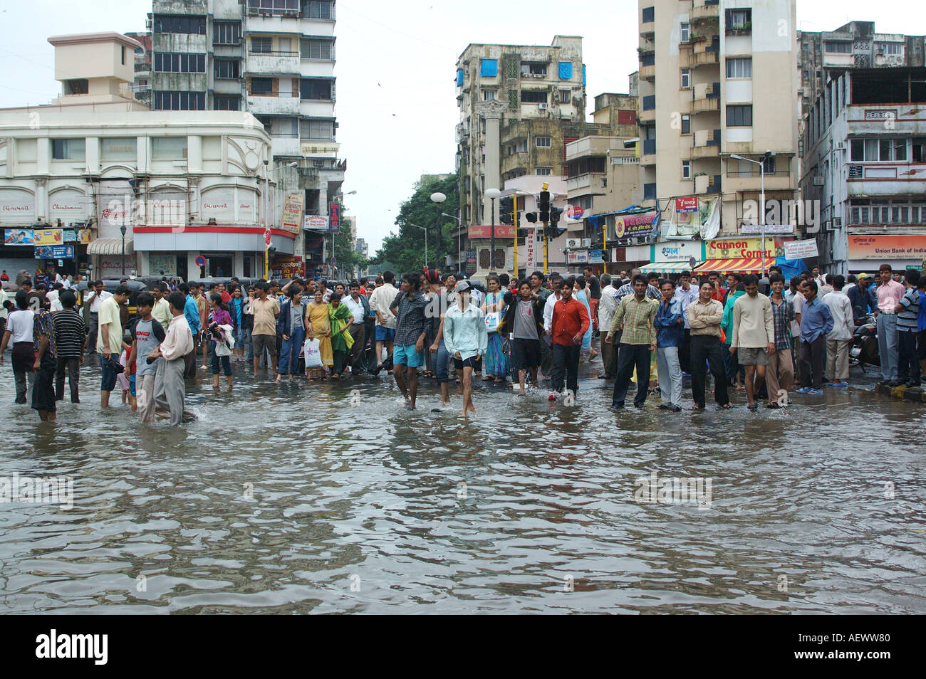 Persone che camminano in piogge monsoniche street a Bombay ora Mumbai India Foto Stock