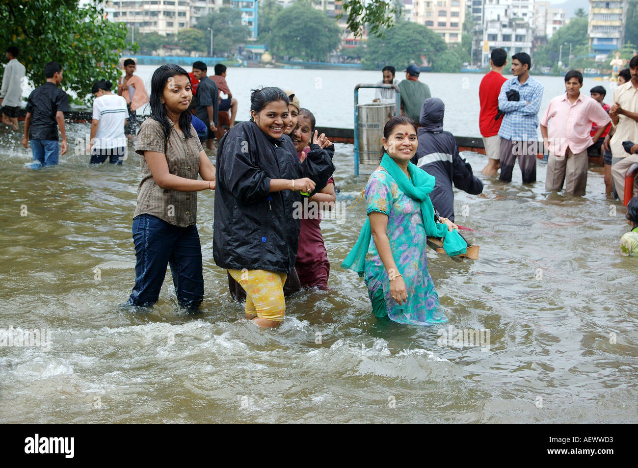 Le donne a camminare in ginocchio profondo acqua monsone record del mondo la pioggia a Bombay ora Mumbai India Foto Stock