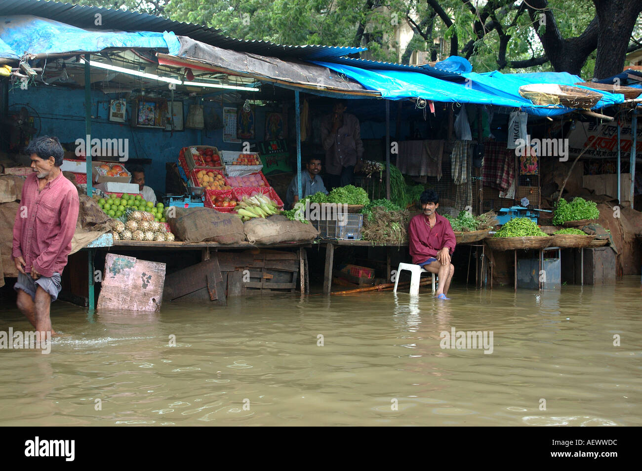 Negozi di vegetali in strada allagata a causa di piogge monsoniche a Bombay ora Mumbai India Foto Stock